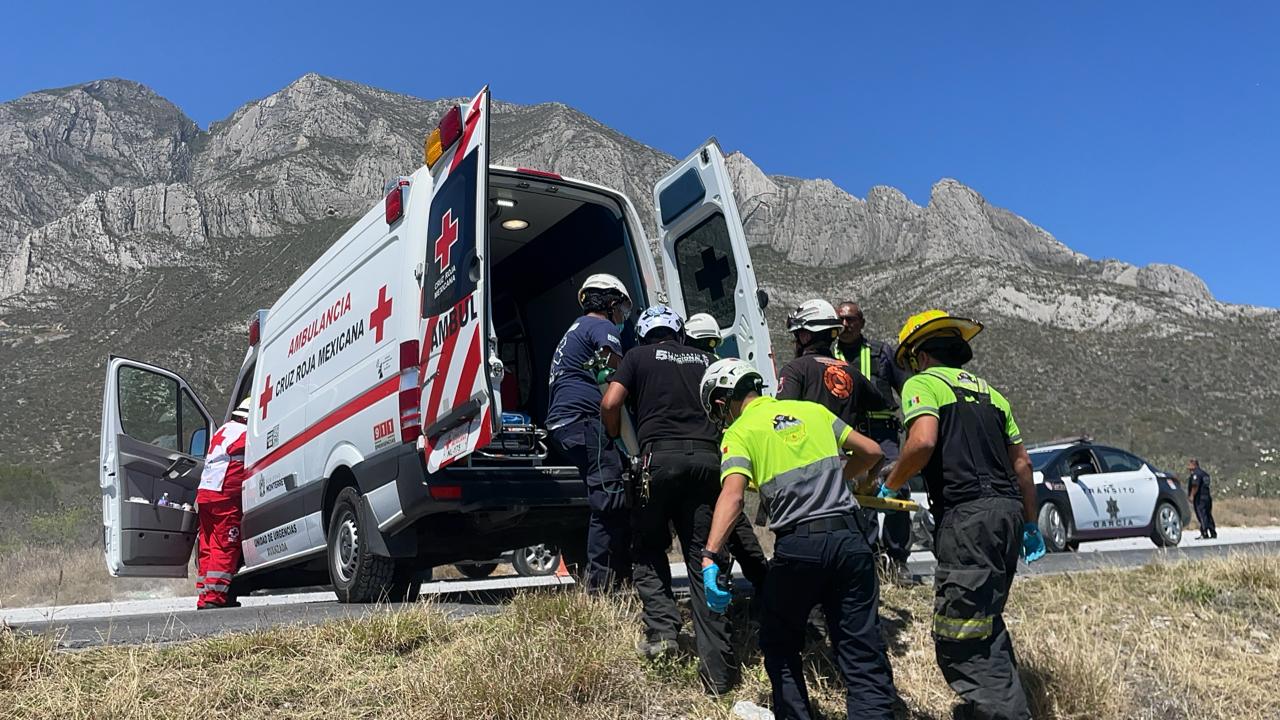 Deja volcadura dos muertos y seis heridos en García, Nuevo León