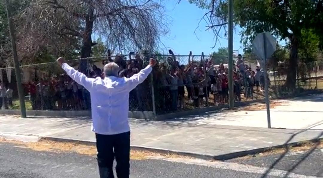 VIDEO. "Amor con amor se paga": presumen porras de niños a AMLO en China, Nuevo León