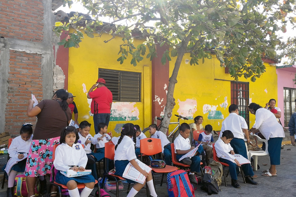 Toman clase en la calle en Juchitán; exigen ayuda