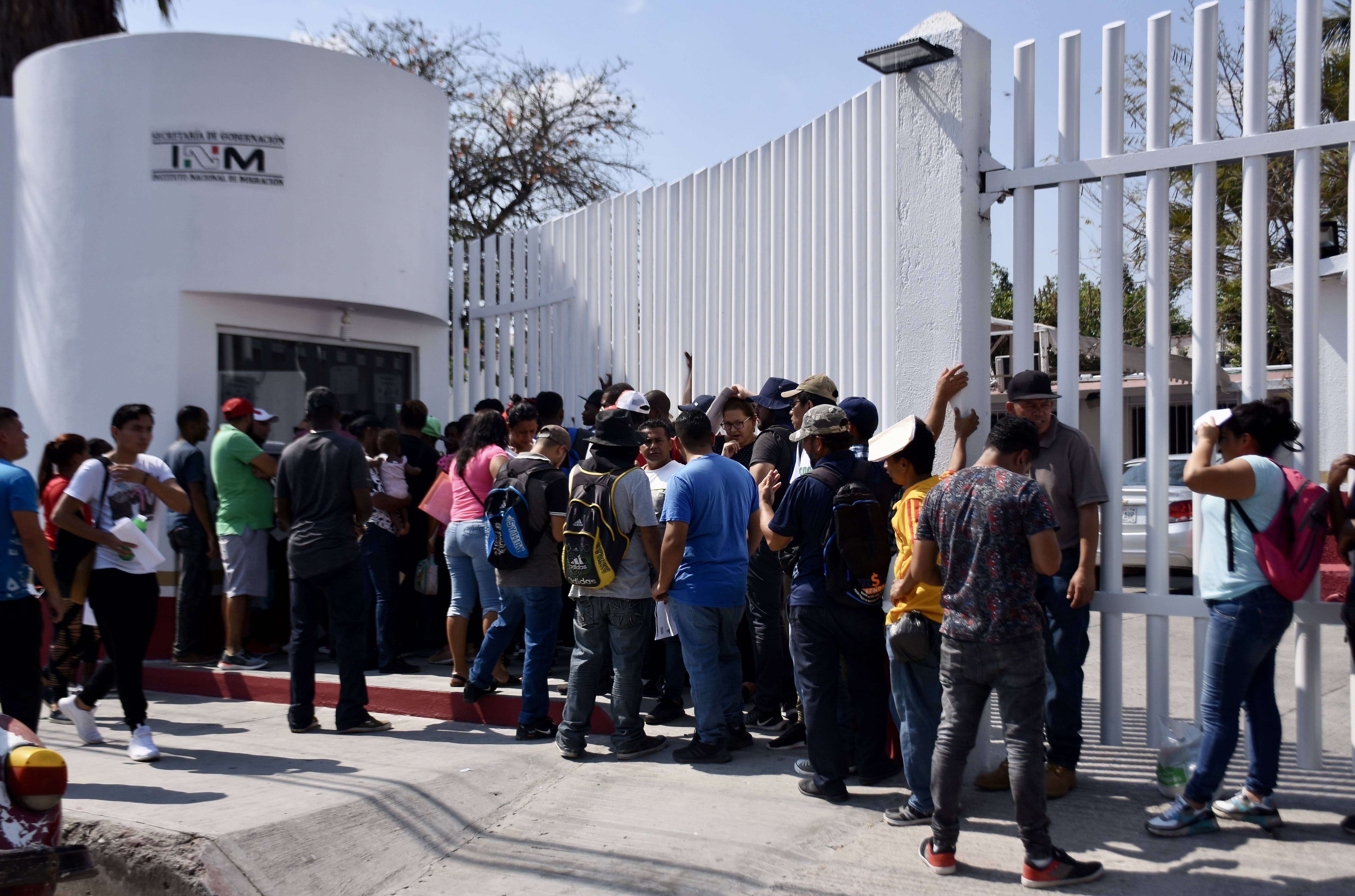 México analiza recibir a migrantes centroamericanos que pidieron asilo en EU