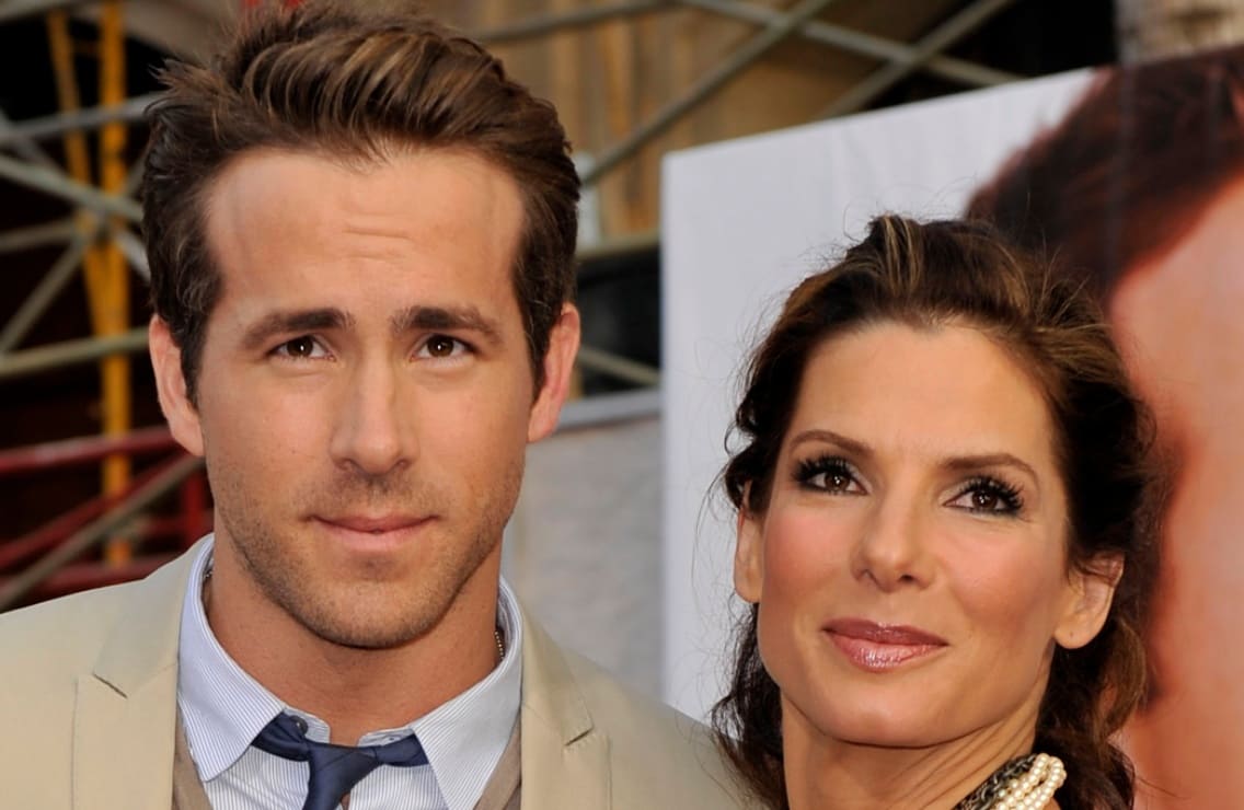 Sandra Bullock cumple 59 años y Ryan Reynolds la felicita con un video sin ropa