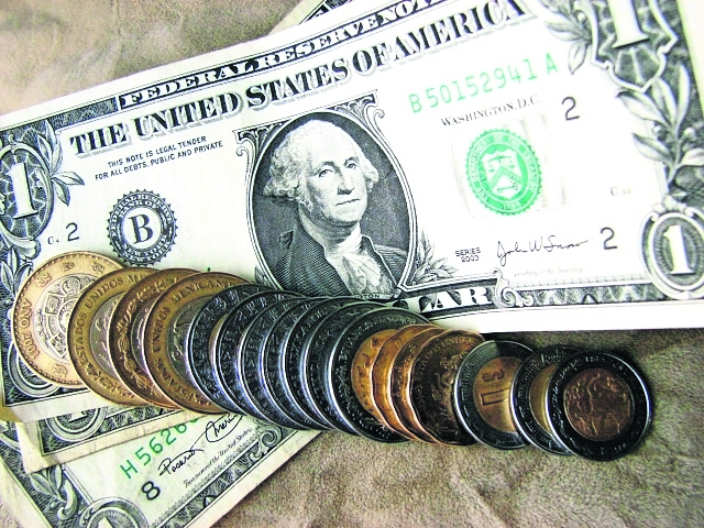 El dólar rompe el techo de los 18 pesos
