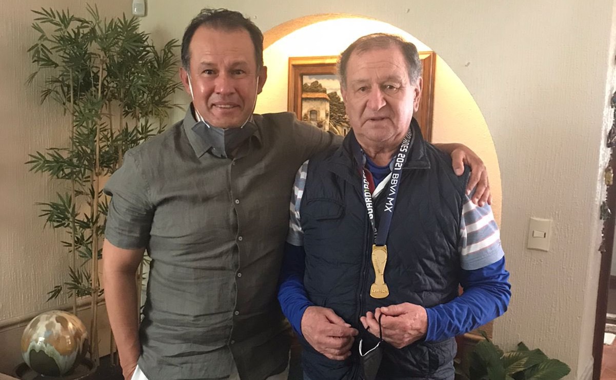 Juan Reynoso cumple y regala medalla de campeón a Enrique Meza