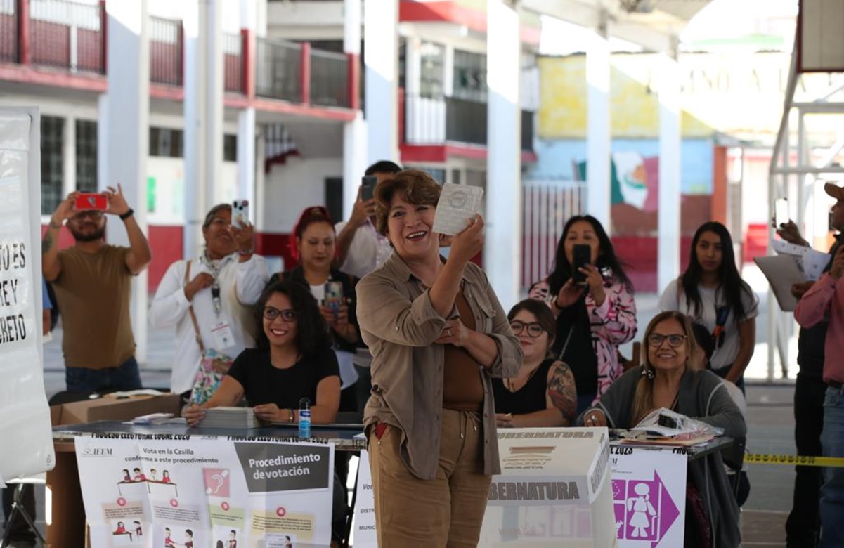 En su bastión y en la escuela donde dio clases, Delfina Gómez vota en comicios y confía en hacer historia