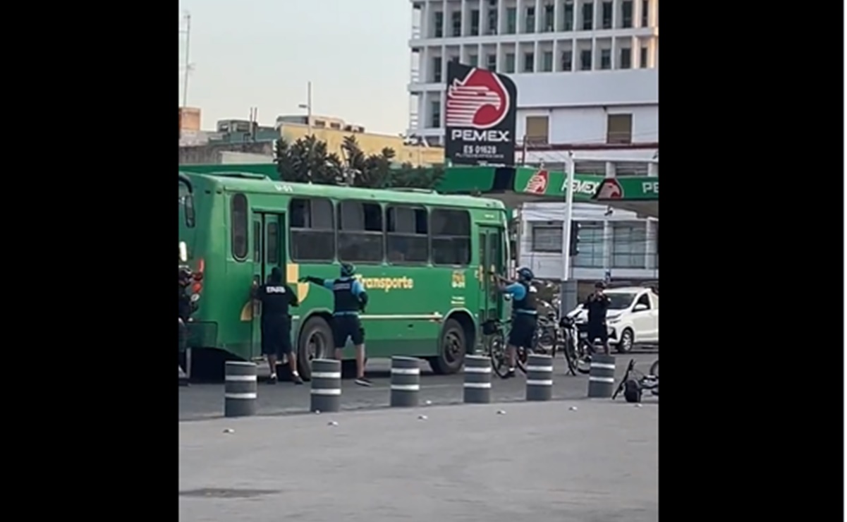 VIDEO: Cae ladrón tras tomar de rehenes con un arma falsa a chofer y pasajeros de un camión en Zapopan