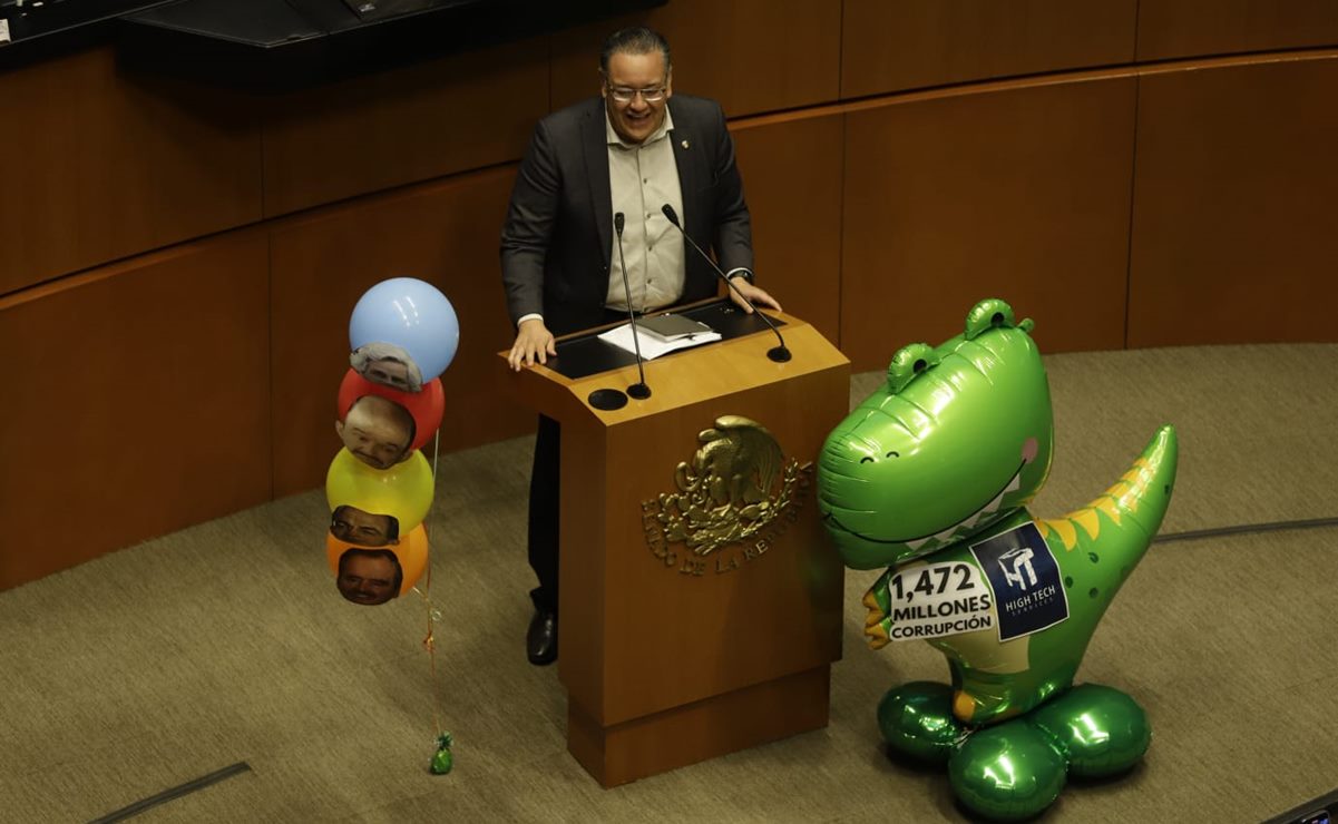 En debate de Xóchitl, senador de Morena rompe botarga y globos alusivos a la oposición 