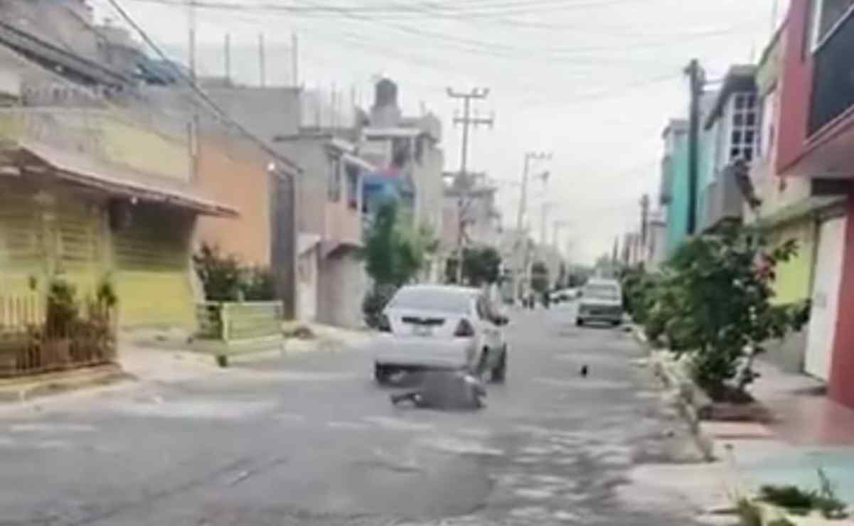 VIDEO: Atropella a mujer, la arrastra por varios metros y luego huye; autoridades de Neza buscan al responsable