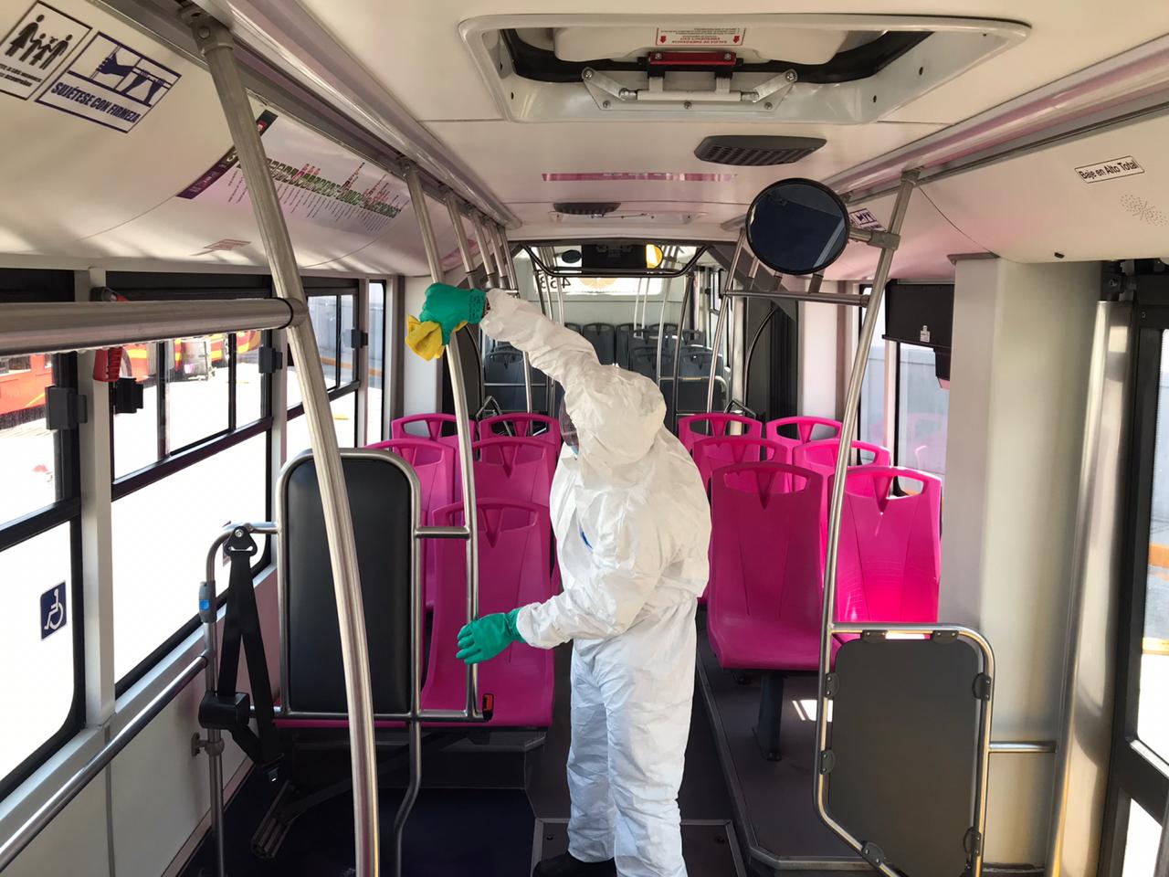 Por coronavirus, realizan sanitización de unidades de Metrobús y microbuses 