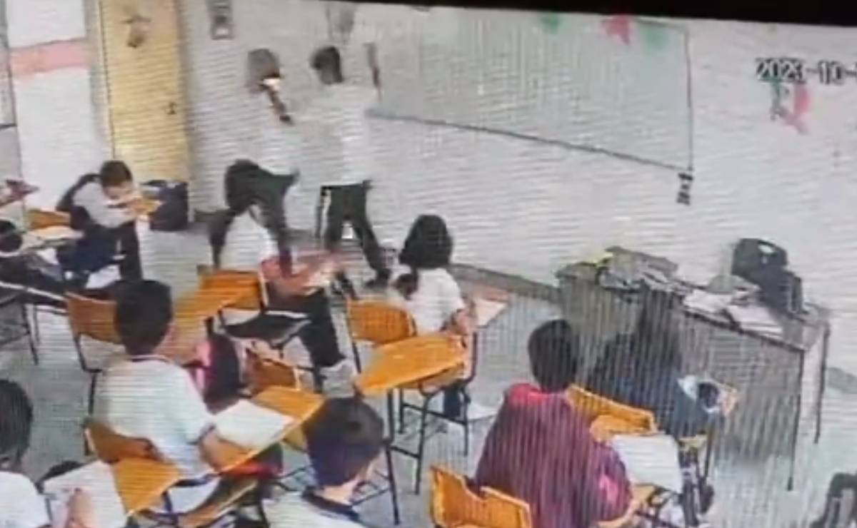 VIDEO: Alumno ataca a puñaladas a su maestra en plena clase en Ramos Arizpe, Coahuila
