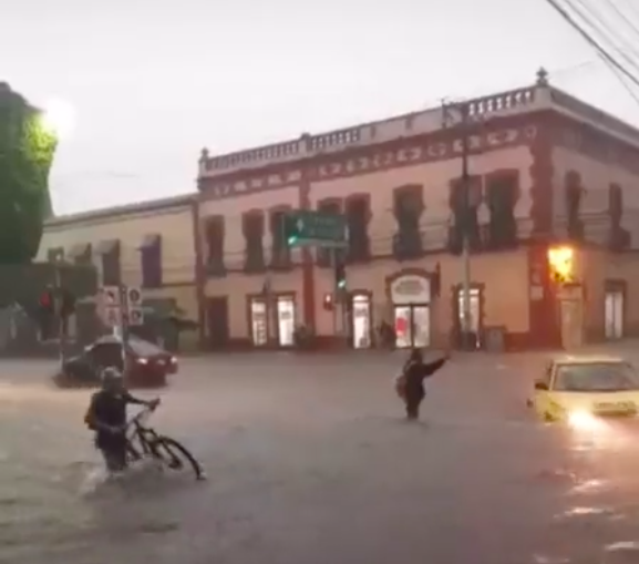 Video. Autos varados y avenidas convertidas en ríos, denuncian internautas en Querétaro