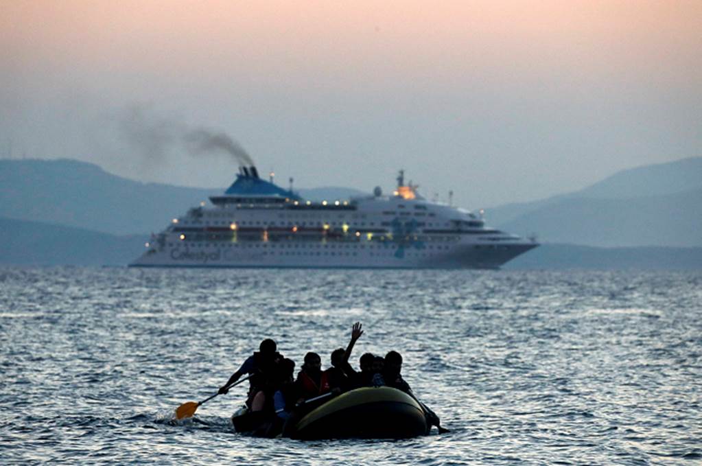 Guardacostas rescatan a cientos de migrantes en el mar Egeo