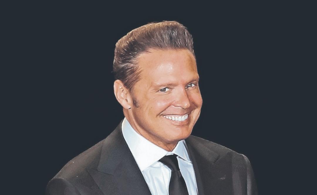 Los zapatos de Luis Miguel, estilo Windsor y de terciopelo con sus iniciales