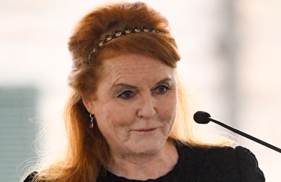 Sarah Ferguson cita palabras de Isabel II durante el funeral de Lisa Marie Presley