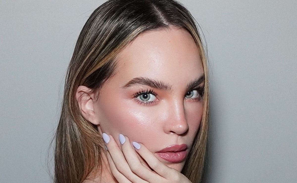 Belinda apuesta por el estilo minimalista con vestido ceñido Miu Miu