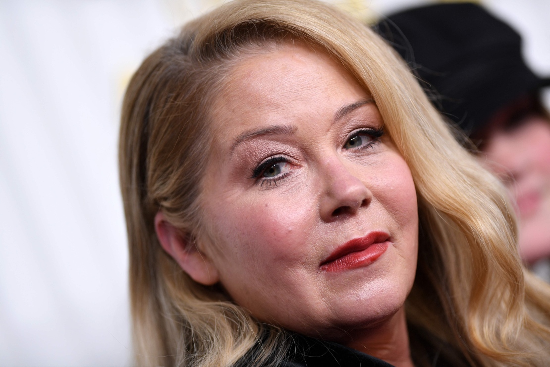 Christina Applegate, con apoyo de un bastón, reaparece de forma emotiva en los SAG Awards 2023