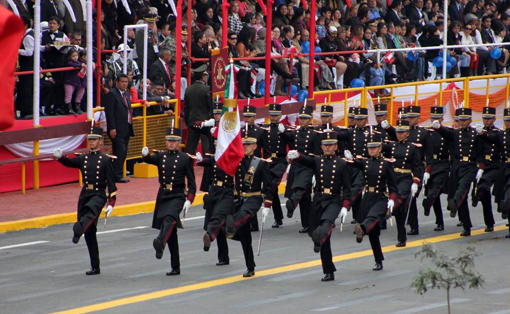 Desfilan cadetes mexicanos ante presidente de Perú