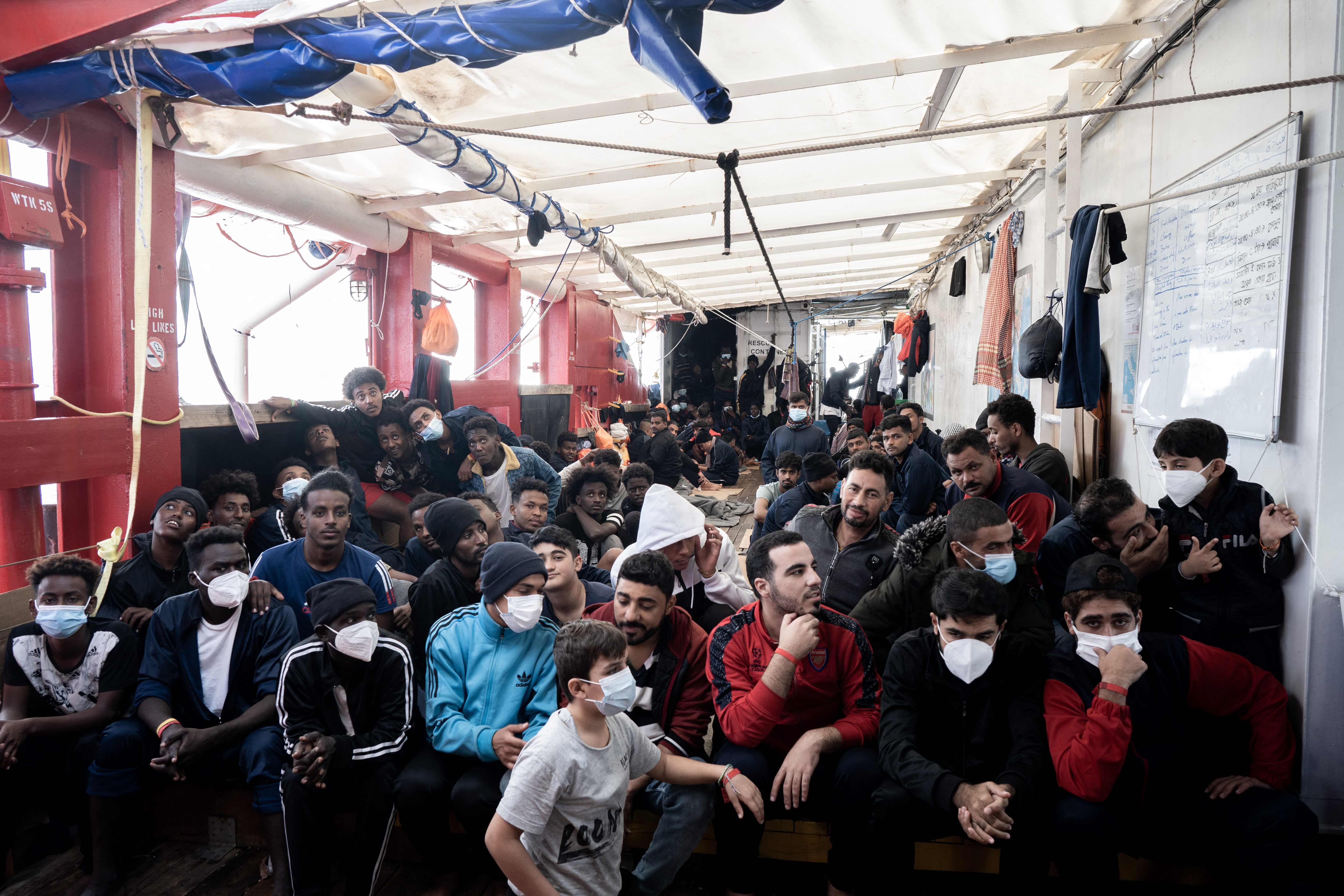 Barco de rescate con 230 migrantes llega a Francia tras disputa diplomática con Italia