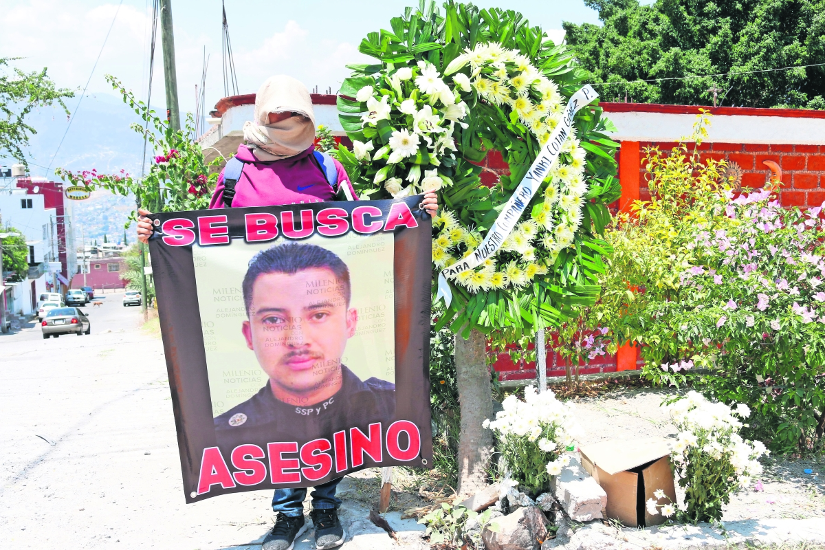 Madre de normalista asesinado en Chilpancingo exige detención de policía prófugo