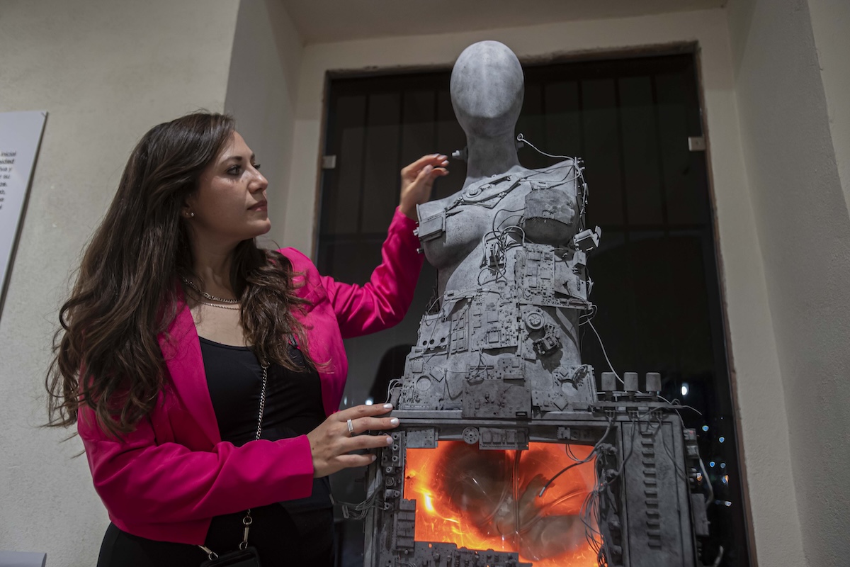 Sashel Meunier explora con esculturas el transhumanismo