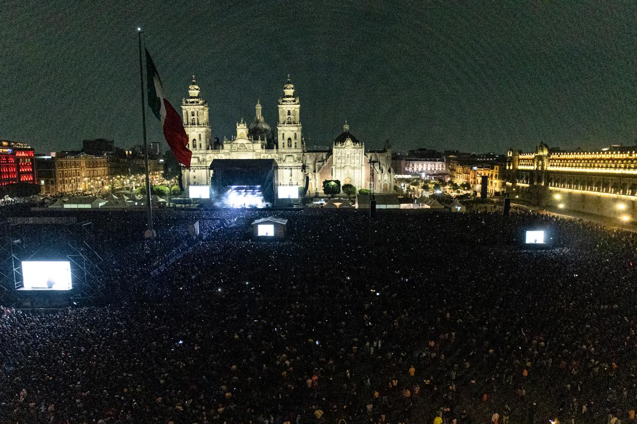 Interpol llena la plancha del Zócalo con al menos 160 mil asistentes