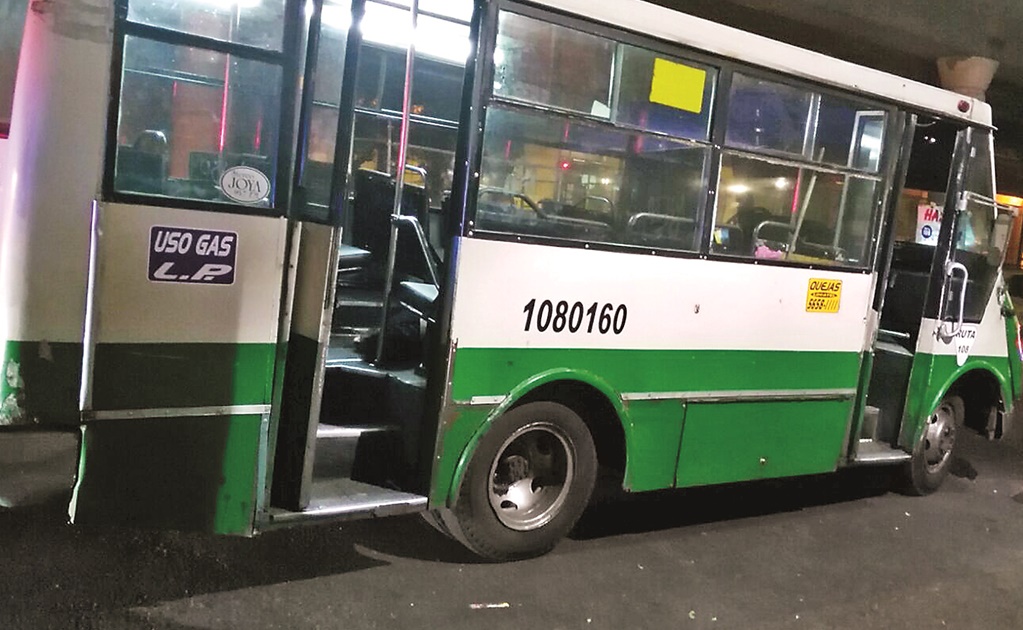 Camión de pasajeros choca contra un tráiler en la colonia Cerro de la Estrella, ¿qué pasó?