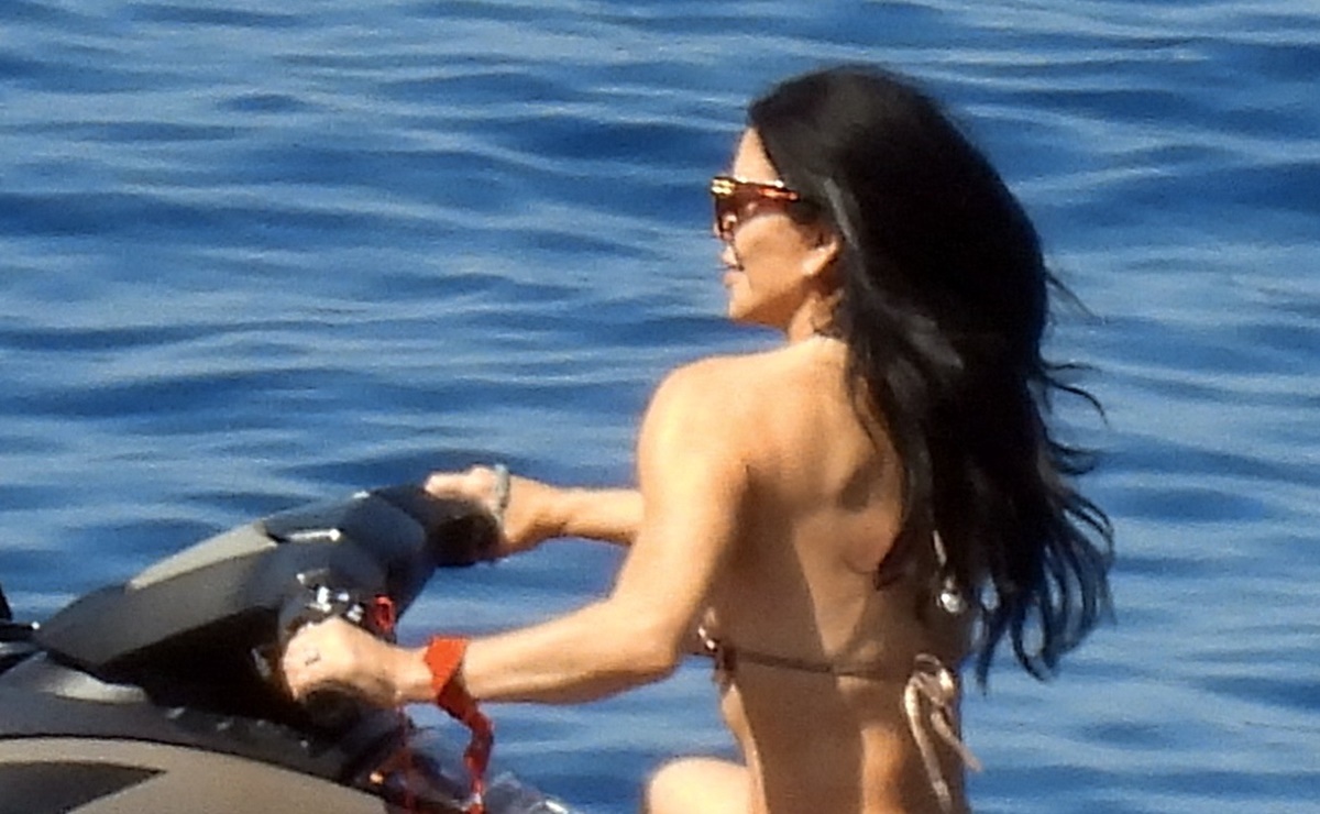 Lauren Sanchez se luce en diminuto bikini mientras maneja moto acuática