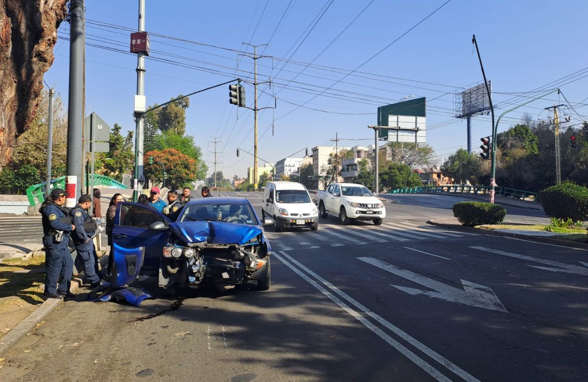 VIDEO: Conductora choca su auto contra poste en Viaducto Río de la Piedad; hay 2 lesionadas 