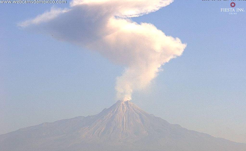 Volcán de Colima emite fumarola de 2 km