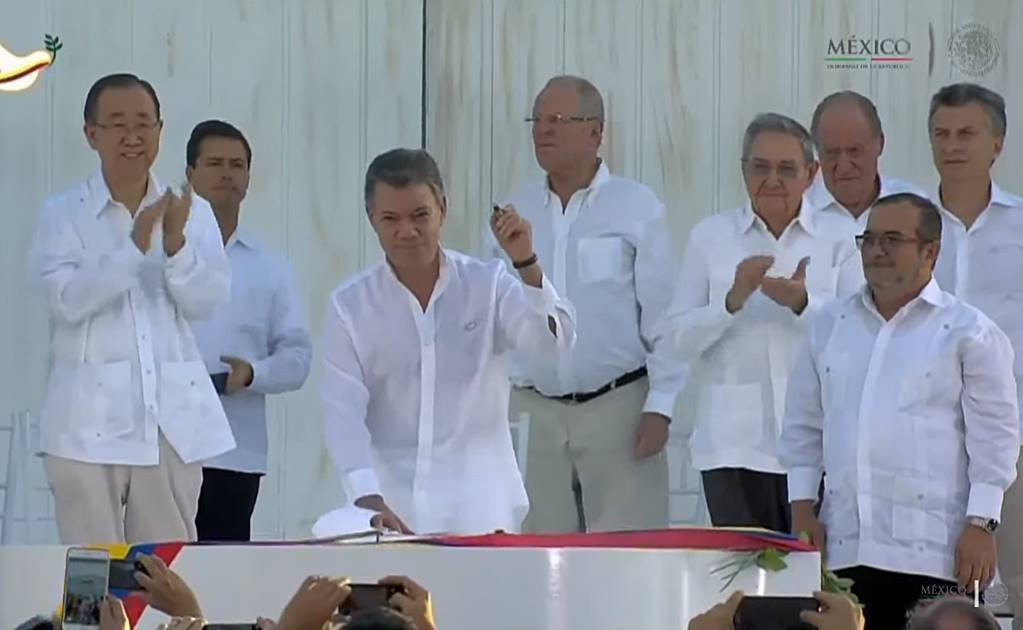 Santos y 'Timochenko' firman acuerdo de paz en Colombia