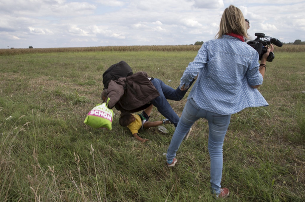 Reportera que pateó a refugiados se justifica