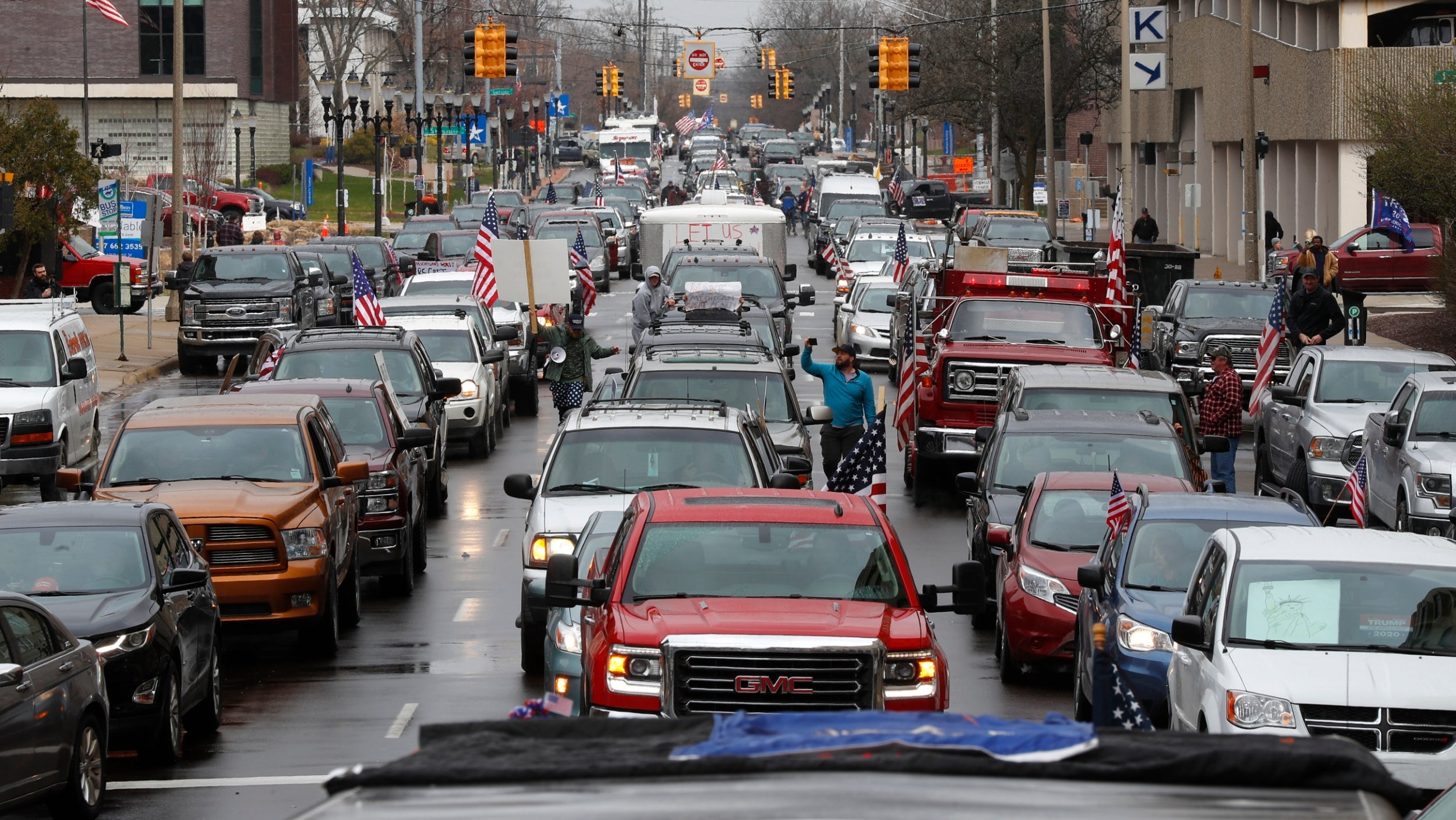 Protestan en Michigan desde sus autos contra cuarentena por Covid-19