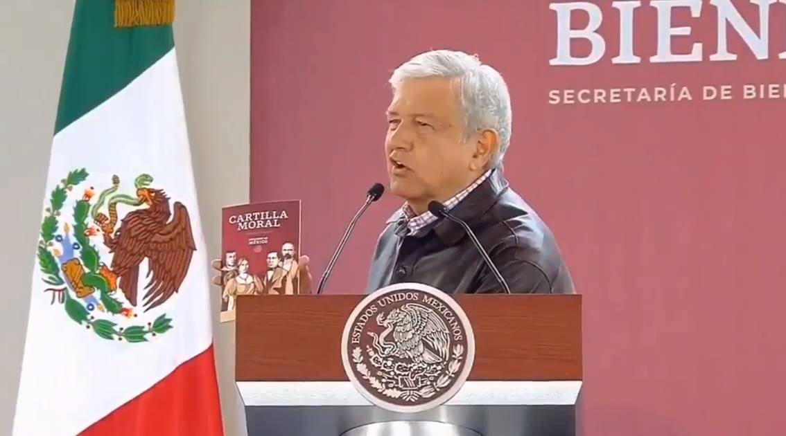 Reparte AMLO cartilla de valores 