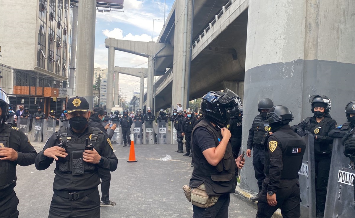 Policías repliegan a desplazados triquis que protestaban frente a CNDH en la CDMX