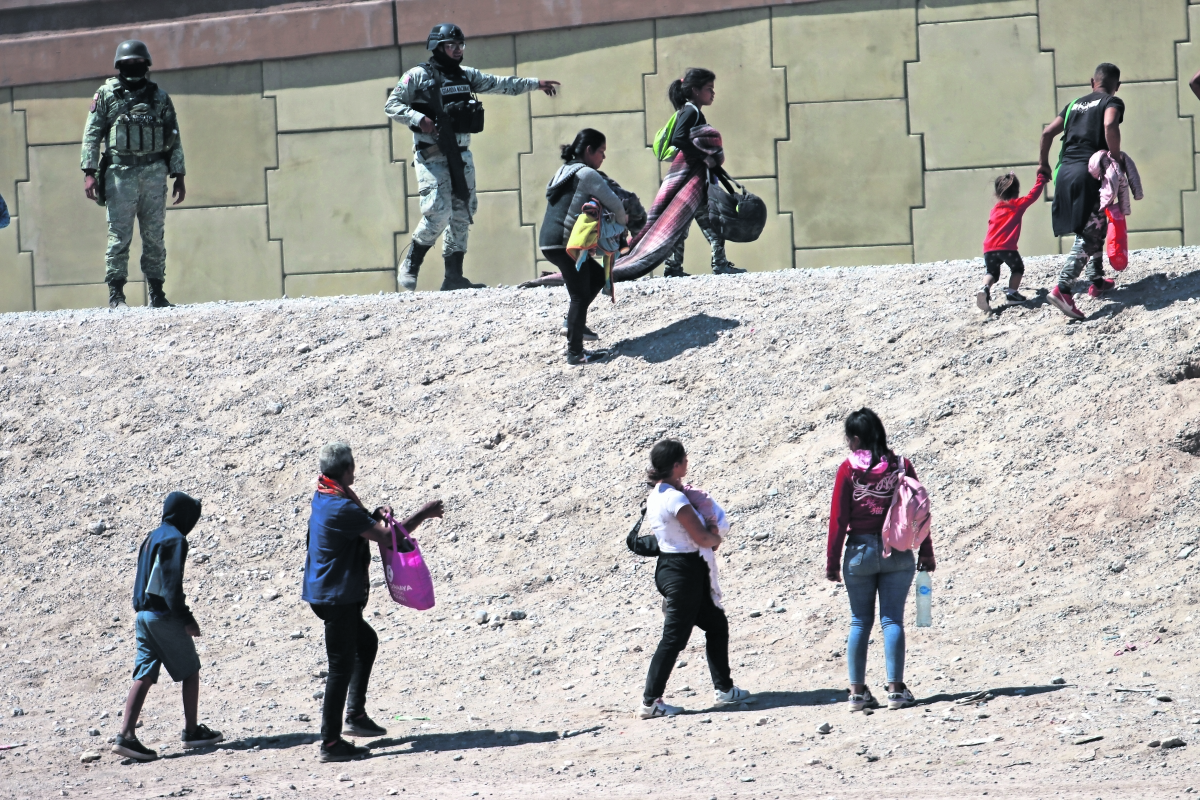 Retira Guardia Nacional a migrantes de la orilla del río