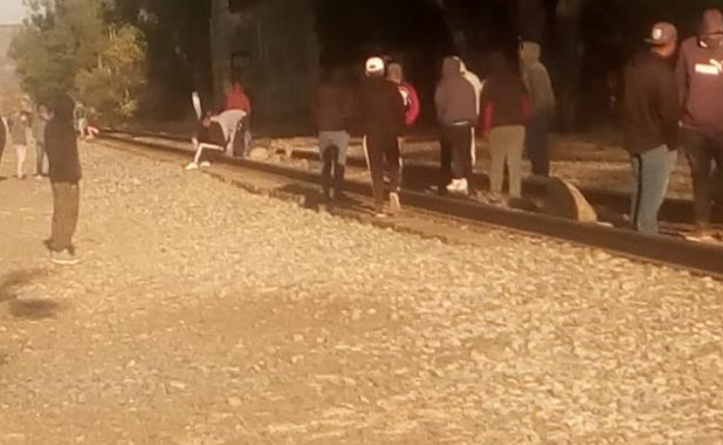 Normalistas bloquean vías del tren en Morelia, Michoacán