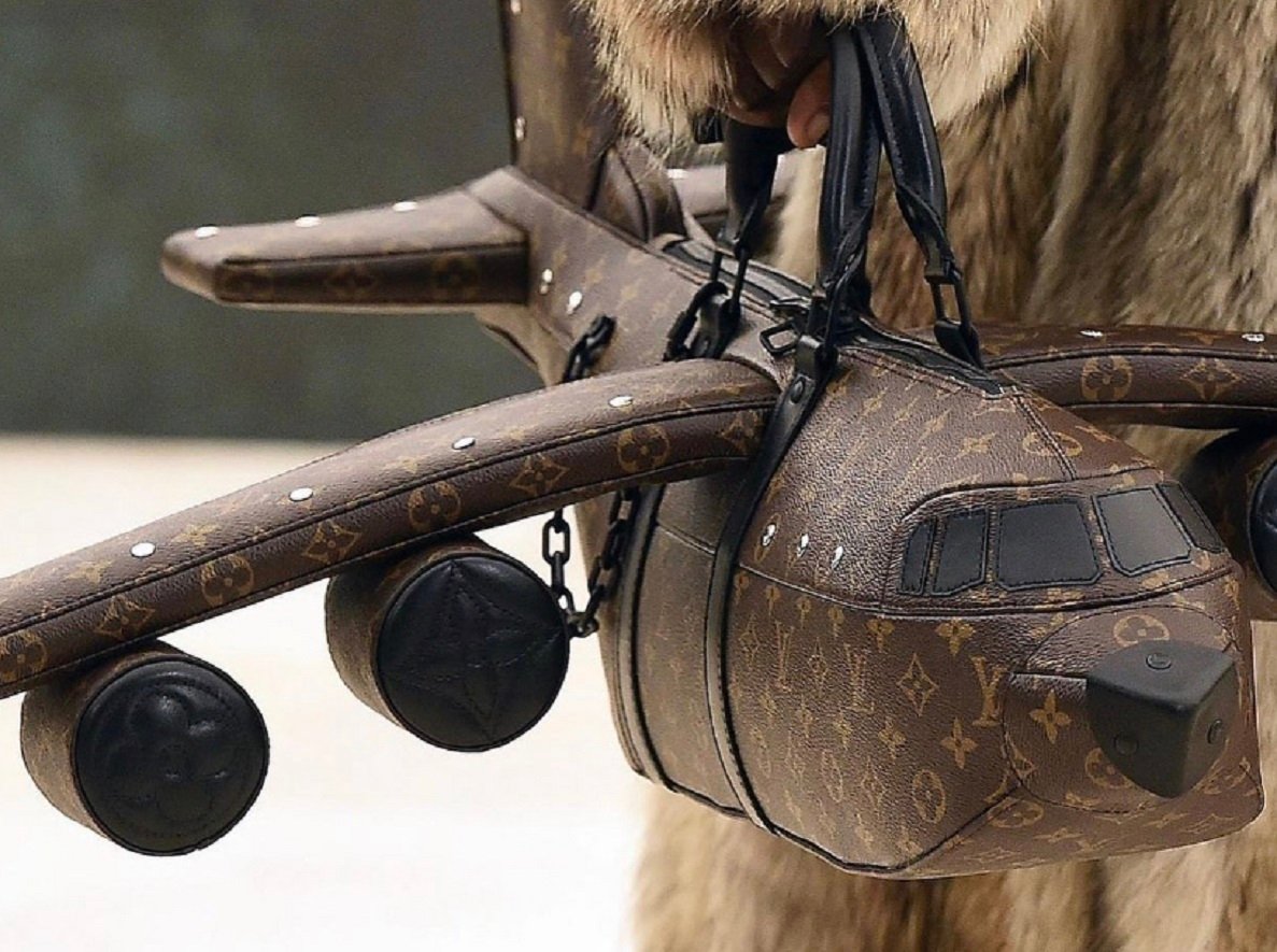 Louis Vuitton lanza bolso con forma de avión, su precio causa polémica