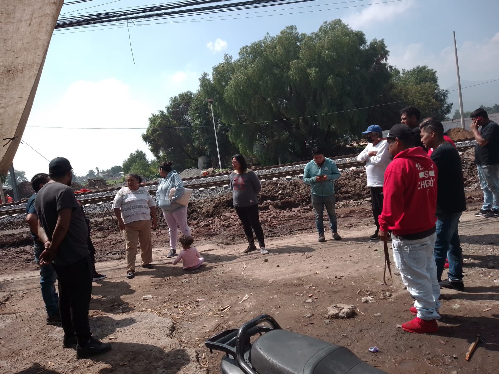 Pobladores y comerciantes se manifiestan por retrasos en la obra del Tren Suburbano en Tultepec