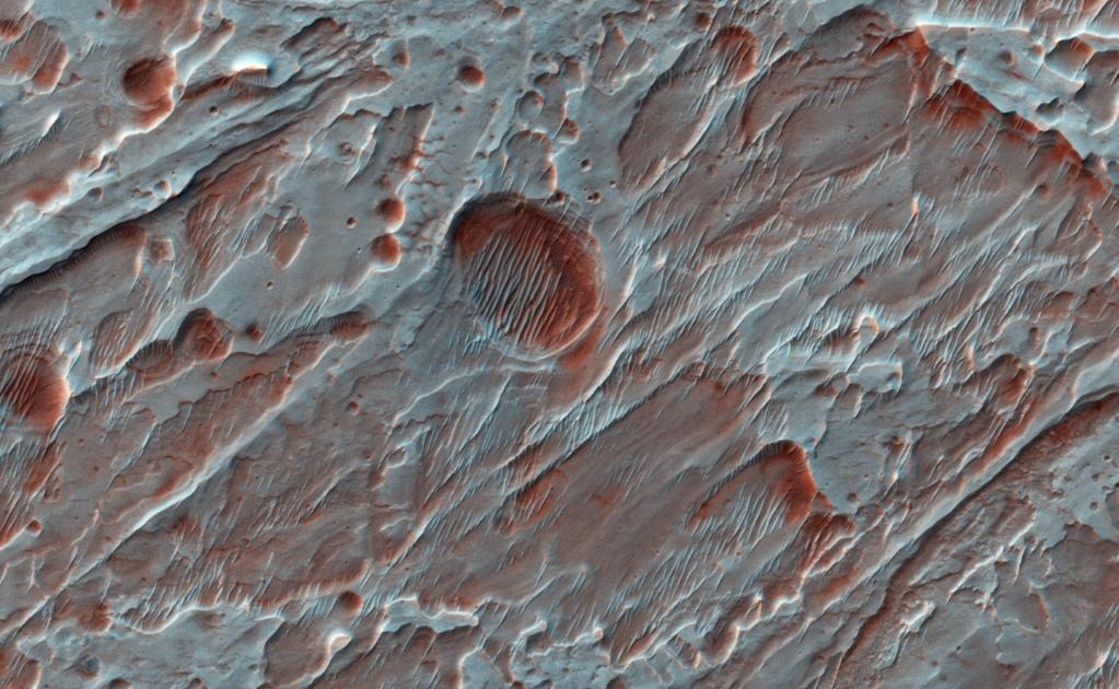 NASA comparte imágenes de un cráter en Marte 