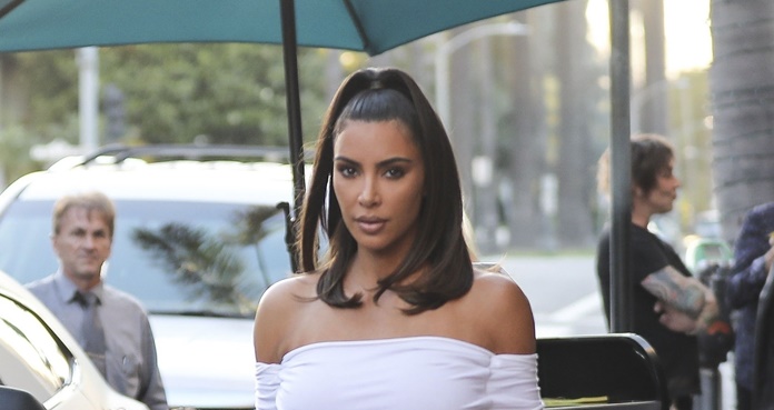 Kim Kardashian luce figura ‘curvy’ con vestido strapless en Los Ángeles