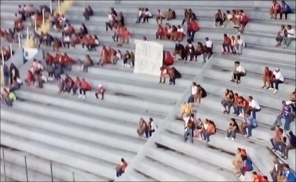 Afición del Veracruz protesta contra Kuri; seguridad les retira mantas