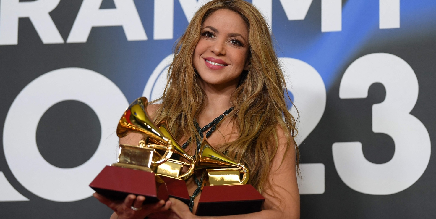 Shakira presume estatua de bronce de más de 6 metros