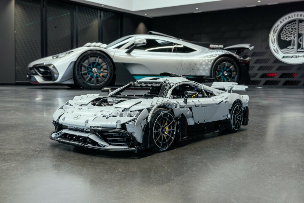 Mercedes-AMG One a escala, con puertas y faros funcionales