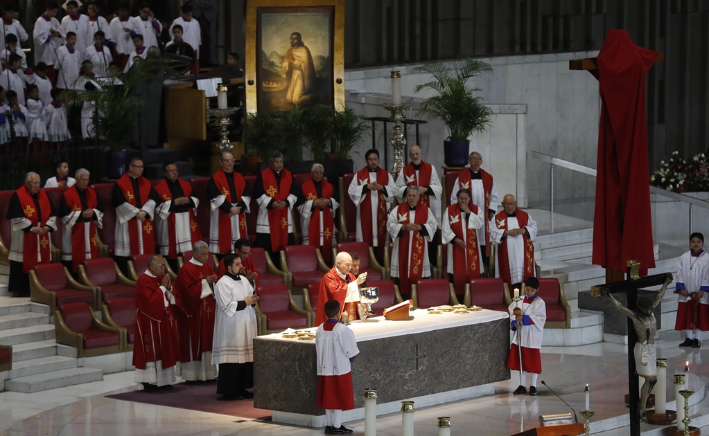 El cardenal Carlos Aguiar encabeza la Vigilia Pascual en la Catedral