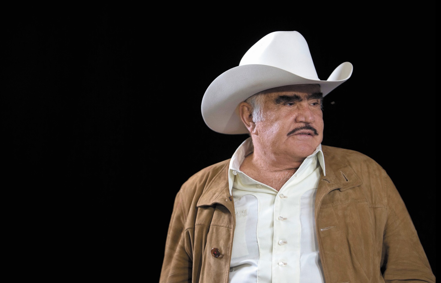 Familia de Vicente Fernández visita al cantante en el hospital