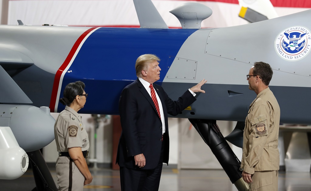 Llega Donald Trump a la frontera; inspecciona dron "Predator"