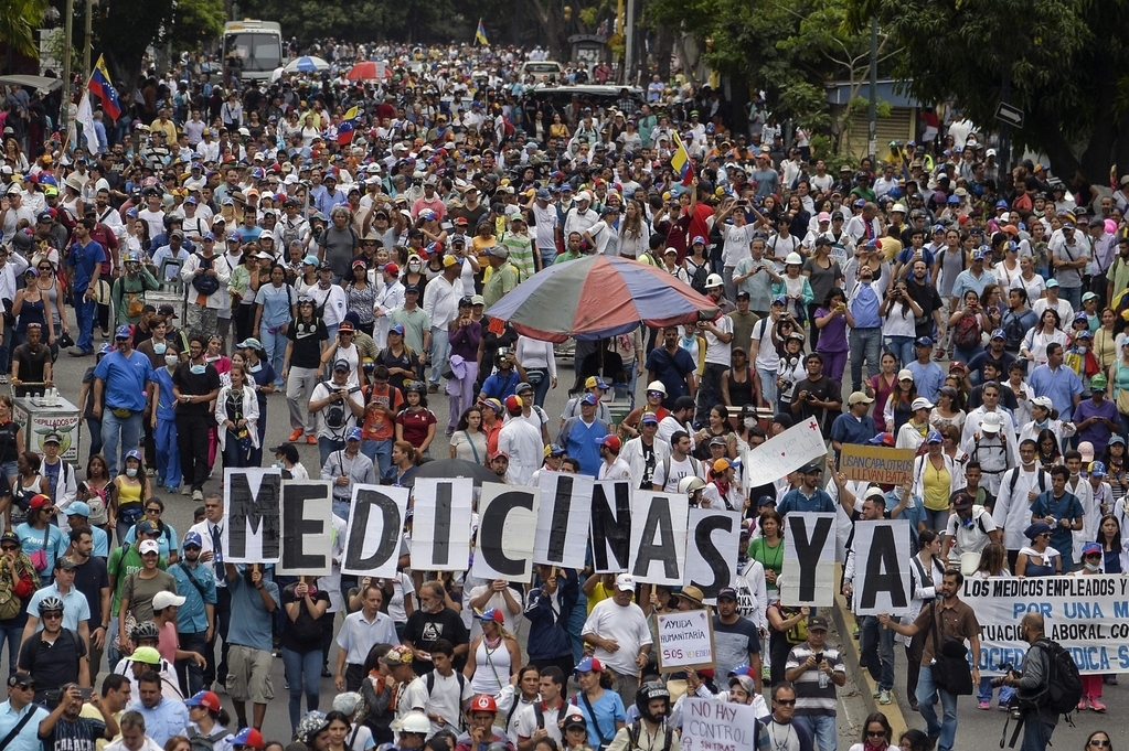 Opositores desafían a Maduro por octava semana en Venezuela