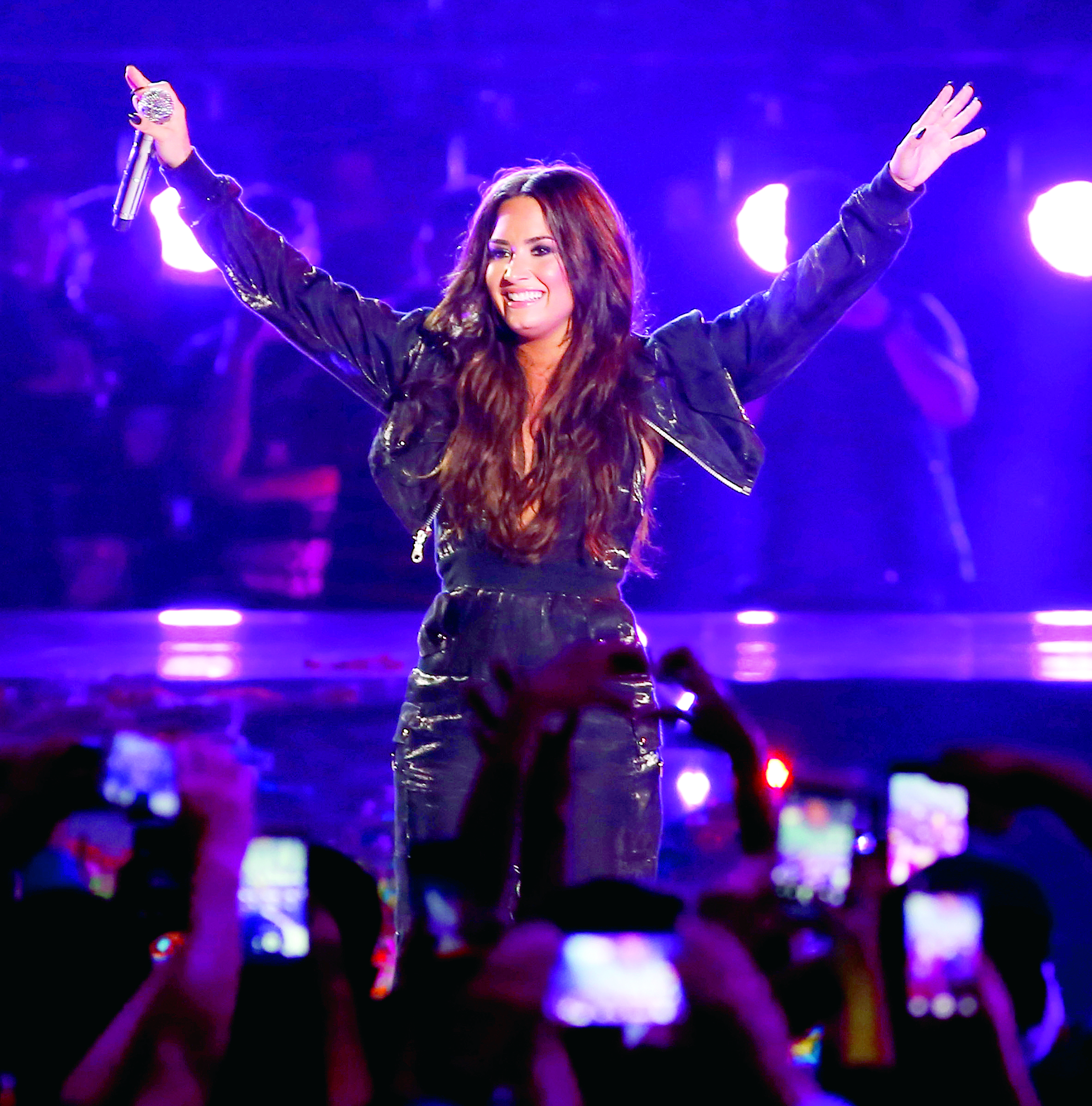 Demi Lovato canta y se va