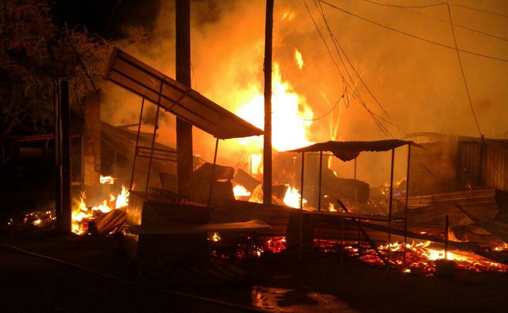Incendio afecta más de 25 locales en mercado de Acapulco