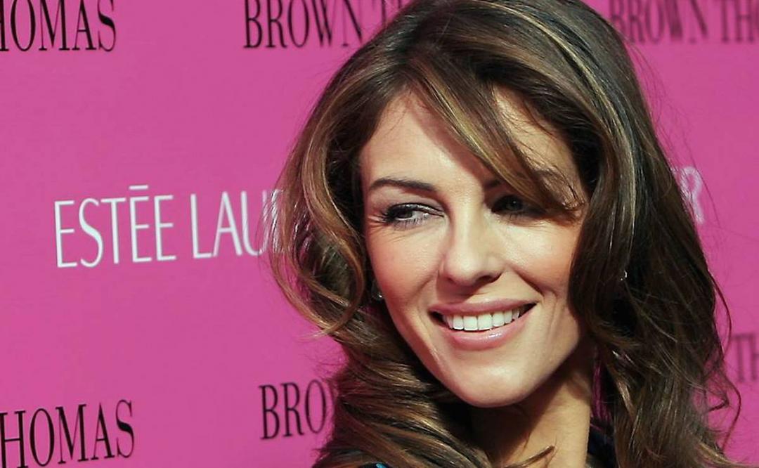 Elizabeth Hurley dispara la temperatura saliendo del mar con un bikini azul 