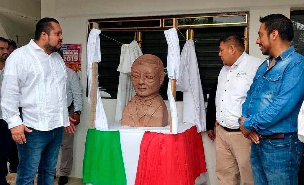 Autor de busto polémico de Benito Juárez ahora realizará uno de AMLO
